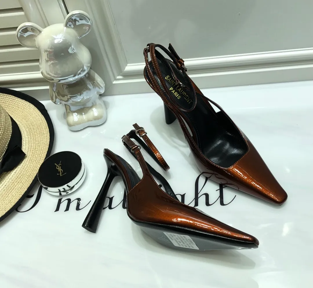 👟👟Ex-factory price 560👟👟 Top quality Saint Laurent/Yves Saint Laurent 2024 spring and summer new style👠Small square toe high heels of the same style as Rose. The layered leather high heels are very good at modifying the foot shape. In recent years, SLP has become more and more understanding of women in high heels. ysl beautiful high heels 👠Number of yards: 35-40 (41 customized, non-returnable) Upper: open edge beaded cowhide/patent leather, lining Imported sheepskin lining, sole: genuine leather outsole, heel height: 10cm (heel imported from Italy)